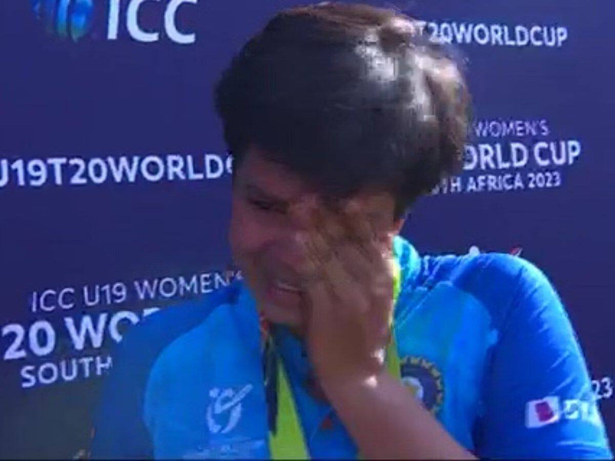 INDW vs ENGW U-19 World Cup Final: ये जीत के आंसू हैं, ये खुशी के आंसू हैं, ये इतिहास रचने के आंसू हैं... वर्ल्ड चैंपियन बनने के बाद इमोशनल हुईं शेफाली, वीडियो हुआ वायरल